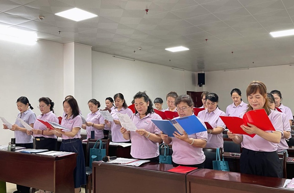 朗誦班學(xué)員朗誦《為自己鼓掌》。劉冬妮攝