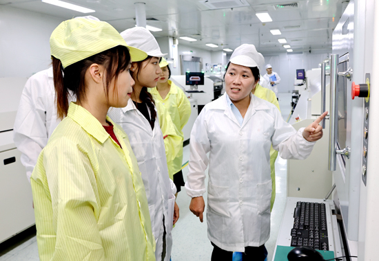 學生在北海六禾電子有限公司實訓。北海職業(yè)學院供圖
