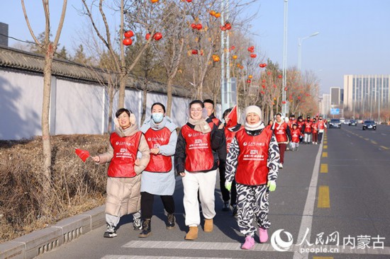 市民徒步迎接新年。人民網(wǎng)記者 寇雅楠攝